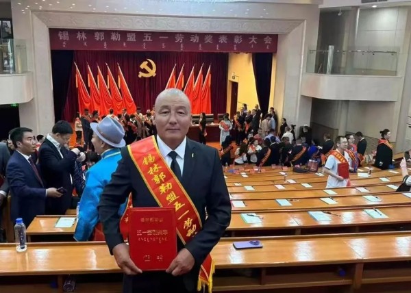 草原上的“環(huán)境衛(wèi)士”——玉誠環(huán)境喬銀樹喜獲盟級五一勞動(dòng)獎(jiǎng)?wù)? title=